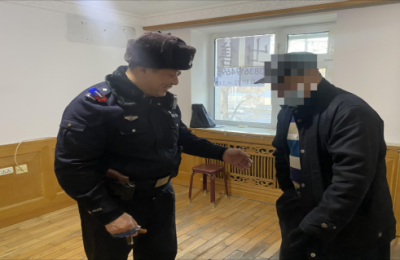 老人病发险些跌倒 民警暖心护送回家