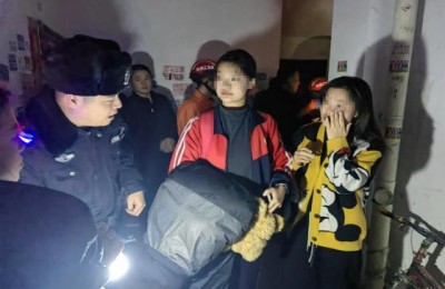 母女被困电梯 民警迅速救援