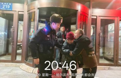 巡逻民警暖心救助迷路老人