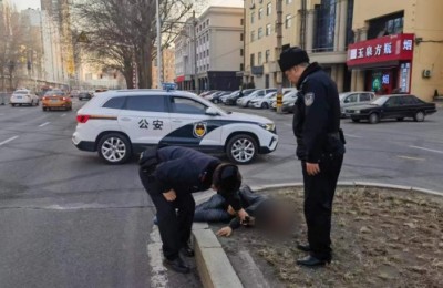 巴山街派出所迅速行动暖心救助醉酒男子